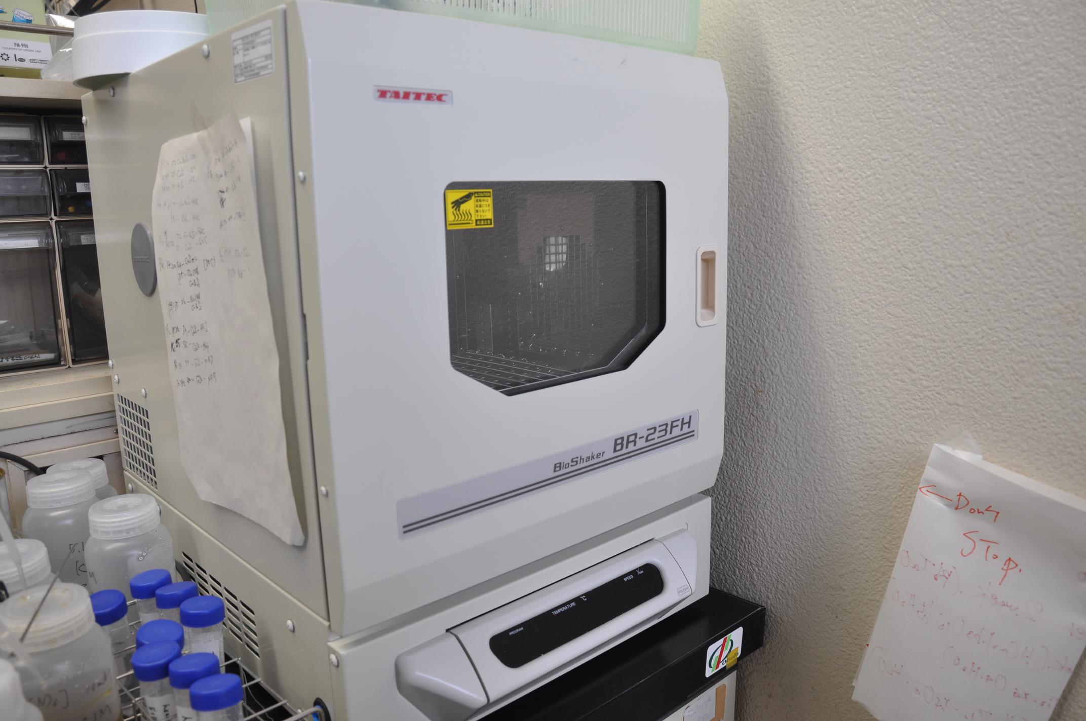 Compact Temperature-Controlled Shaking Incubator TAITECH, BR-23FH